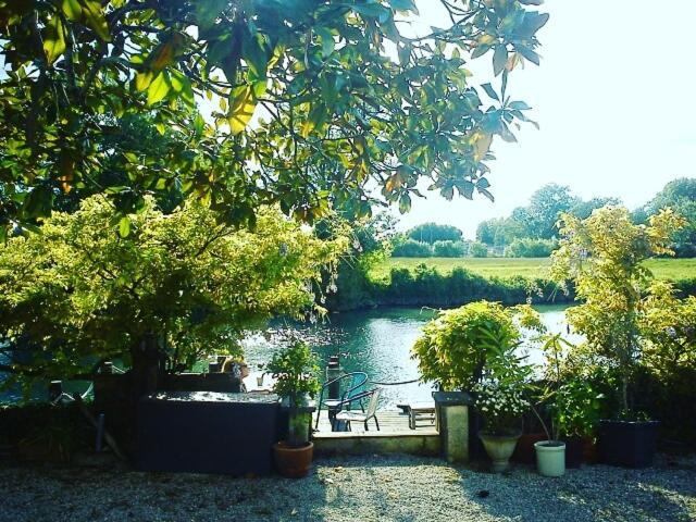Quai Des Fleurs Bed & Breakfast Saint-Savinien Ngoại thất bức ảnh